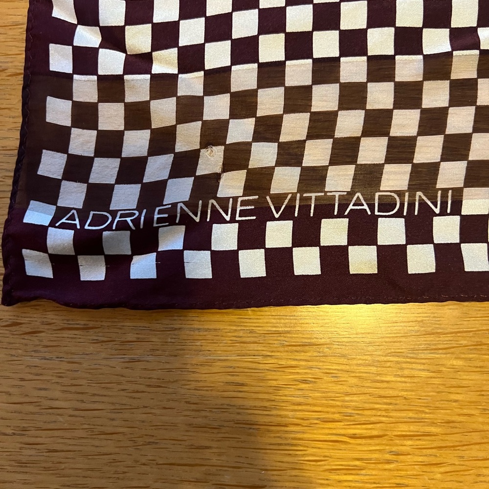 ADRIENNE VITTADINI Silk Scarf
Checkered pattern 20”x 20”
Handbag Twiily